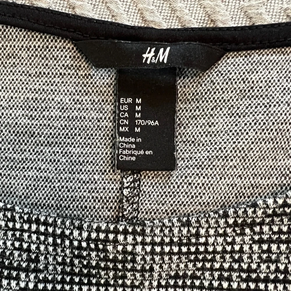 H&M fitted heathered black & white long sleeve dress with pockets - size Medium - Picture 7 of 9